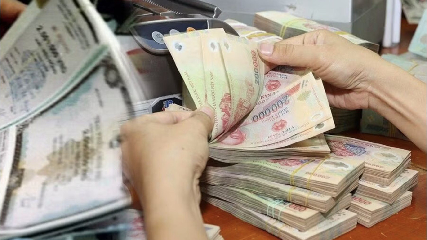 Áp lực huy động vốn gia tăng, ngân hàng mở rộng các kênh dẫn vốn