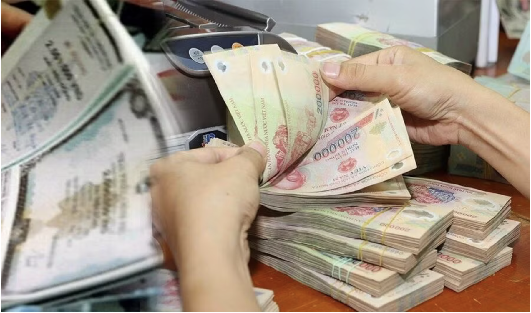 Áp lực huy động vốn gia tăng, ngân hàng mở rộng các kênh dẫn vốn