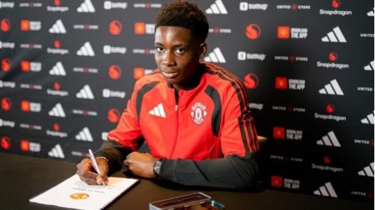 Man Utd đón tài năng 16 tuổi từ Man City