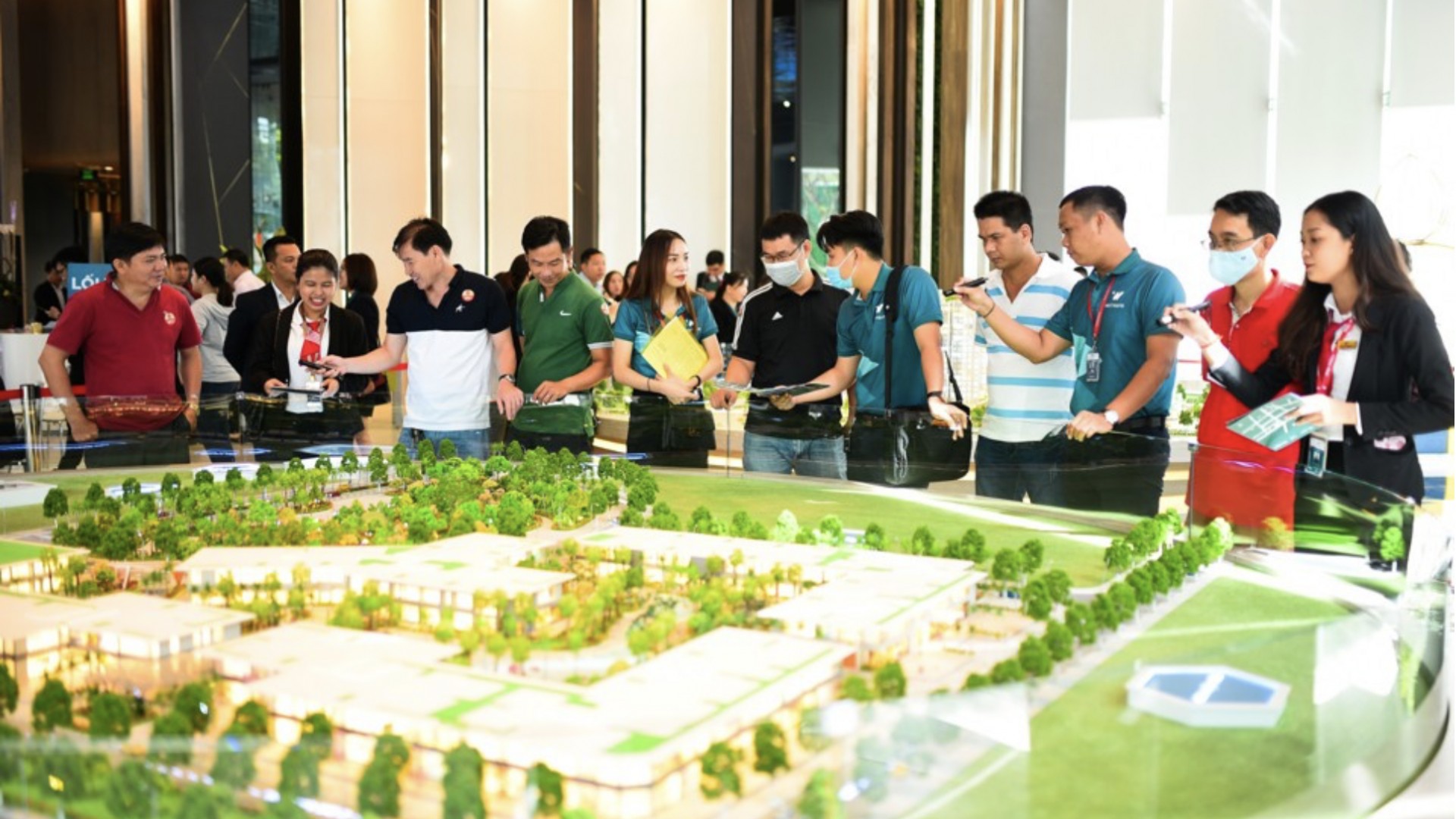 Lãi vay giảm, người Hà Nội cẩn trọng tính toán tài chính