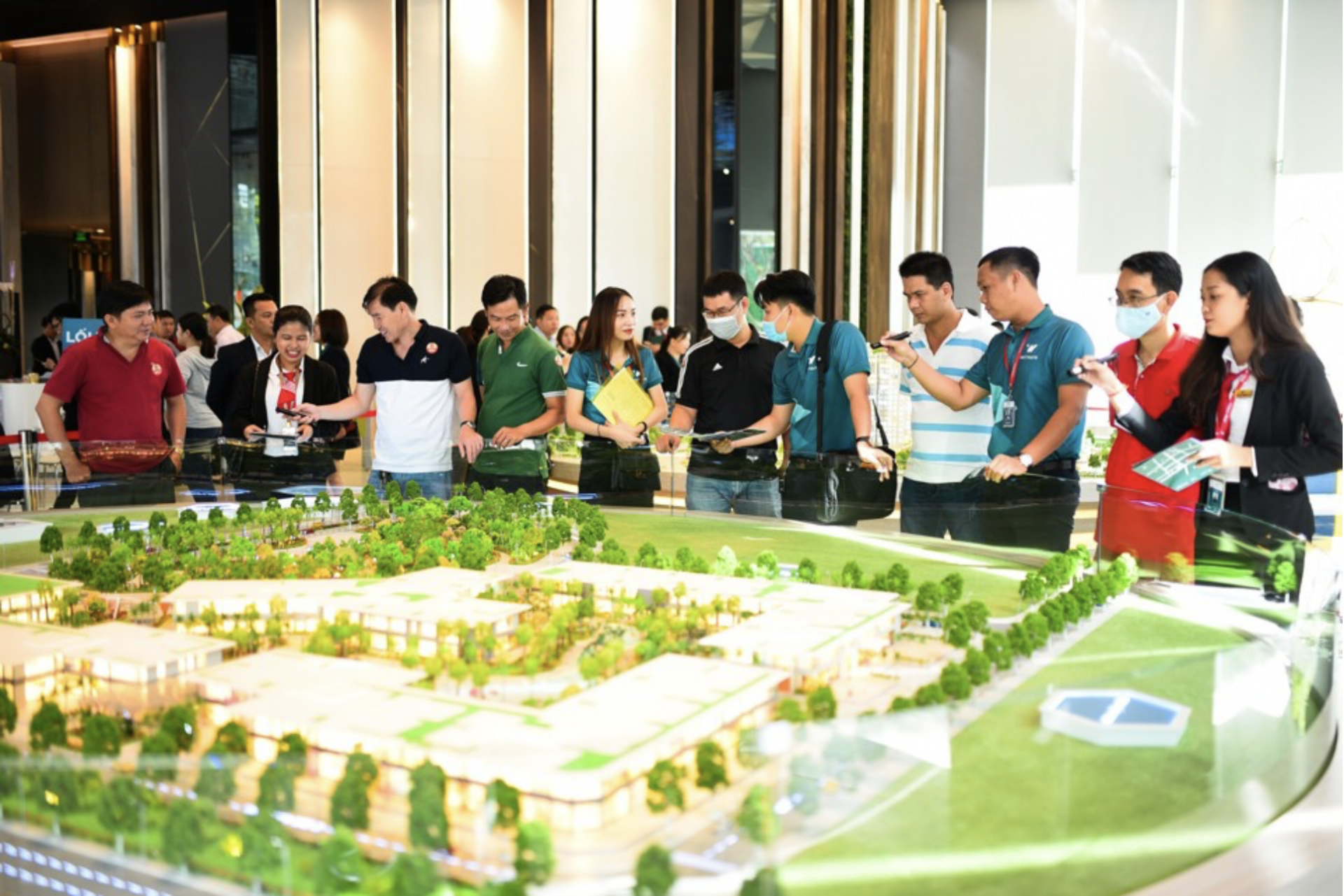 Các gói vay mua nhà mở thêm cơ hội tiếp cận vốn, nhưng chưa thể giải quyết nỗi băn khoăn lớn nhất của người mua: căn hộ có phù hợp với túi tiền hay không. Các gói vay mua nhà mở thêm cơ hội tiếp cận vốn, nhưng chưa thể giải quyết nỗi băn khoăn lớn nhất của người mua: căn hộ có phù hợp với túi tiền hay không.