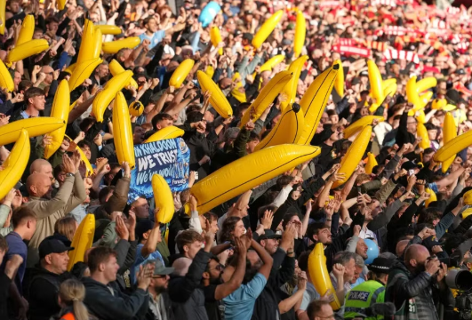 Man City vượt qua "bão lửa" tại Anfield