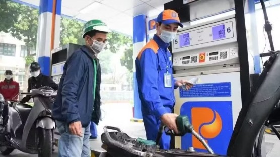 Giá xăng giảm mạnh, dầu mazut tăng hơn 1.000 đồng/kg