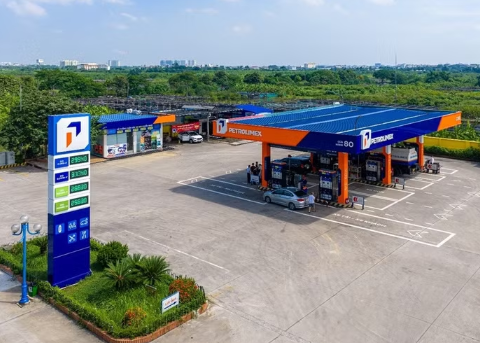 Giá xăng giảm mạnh, xăng E10 xuống gần 2.000 đồng/lít