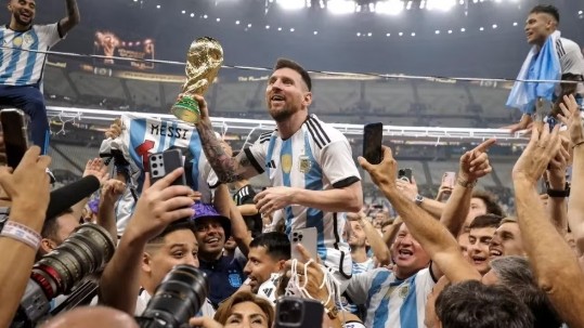Đấu giá cúp vàng World Cup 2022 "giả" Messi từng nâng tại Qatar