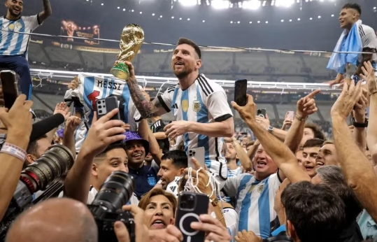 Đấu giá cúp vàng World Cup 2022 "giả" Messi từng nâng tại Qatar