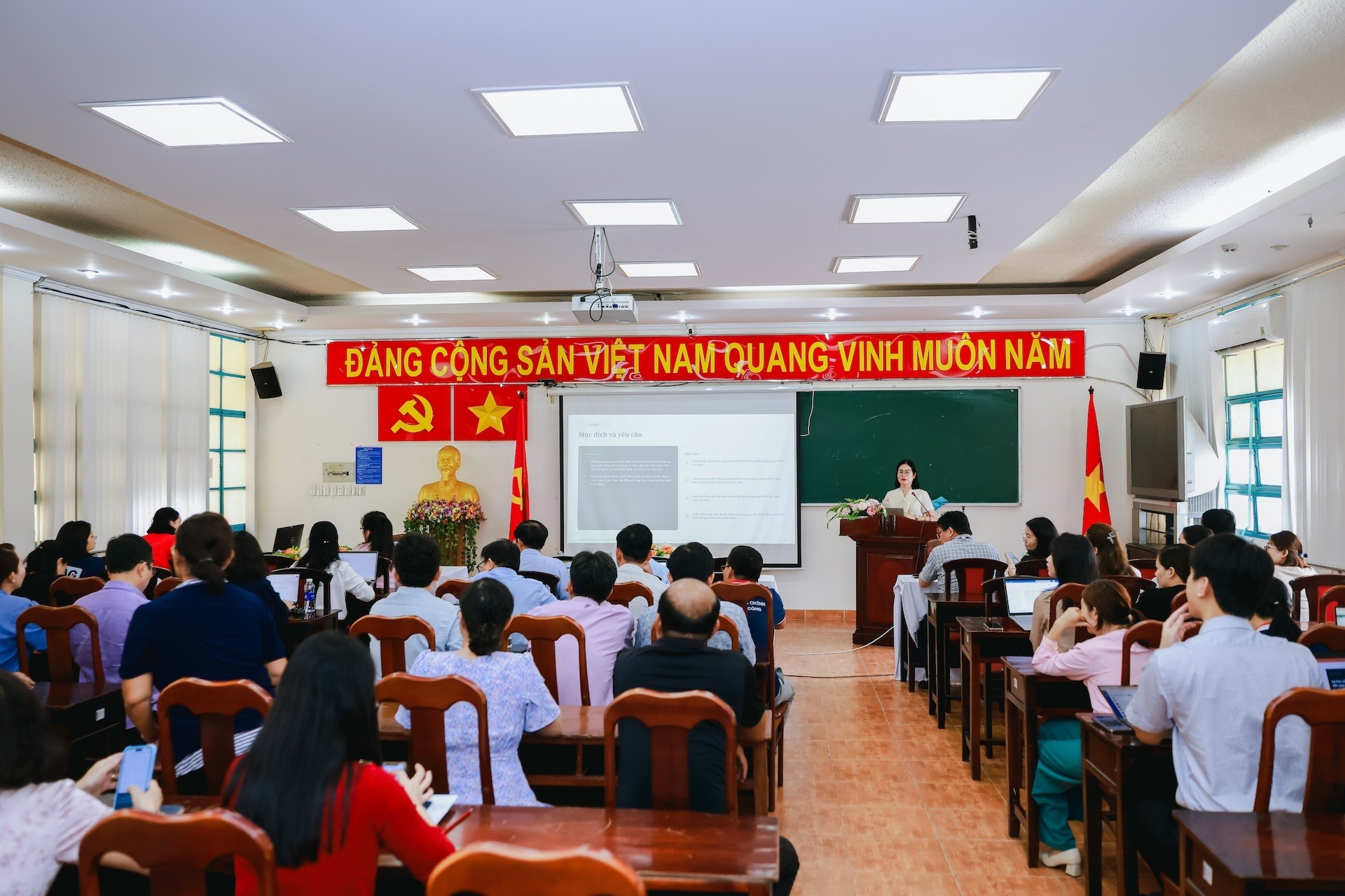 Phát triển năng lực đội ngũ lãnh đạo, quản lý khu vực công trong bối cảnh mới