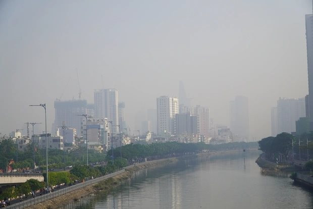 Hà Nội chìm trong làn sương mù dày đặc, cảnh báo ô nhiễm không khí Hà Nội chìm trong làn sương mù dày đặc, cảnh báo ô nhiễm không khí