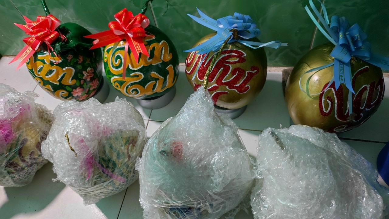 Kiếm trăm triệu mùa Tết từ vẽ chữ thư pháp lên quả dừa