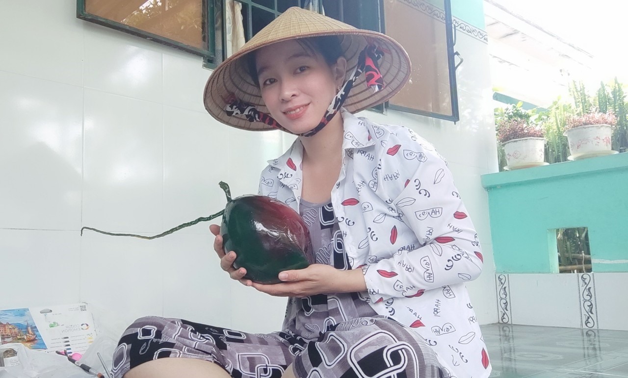 Kiếm trăm triệu mùa Tết từ vẽ chữ thư pháp lên quả dừa