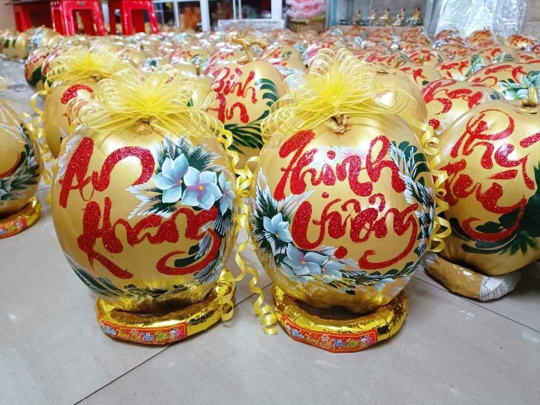 Kiếm trăm triệu mùa Tết từ vẽ chữ thư pháp lên quả dừa