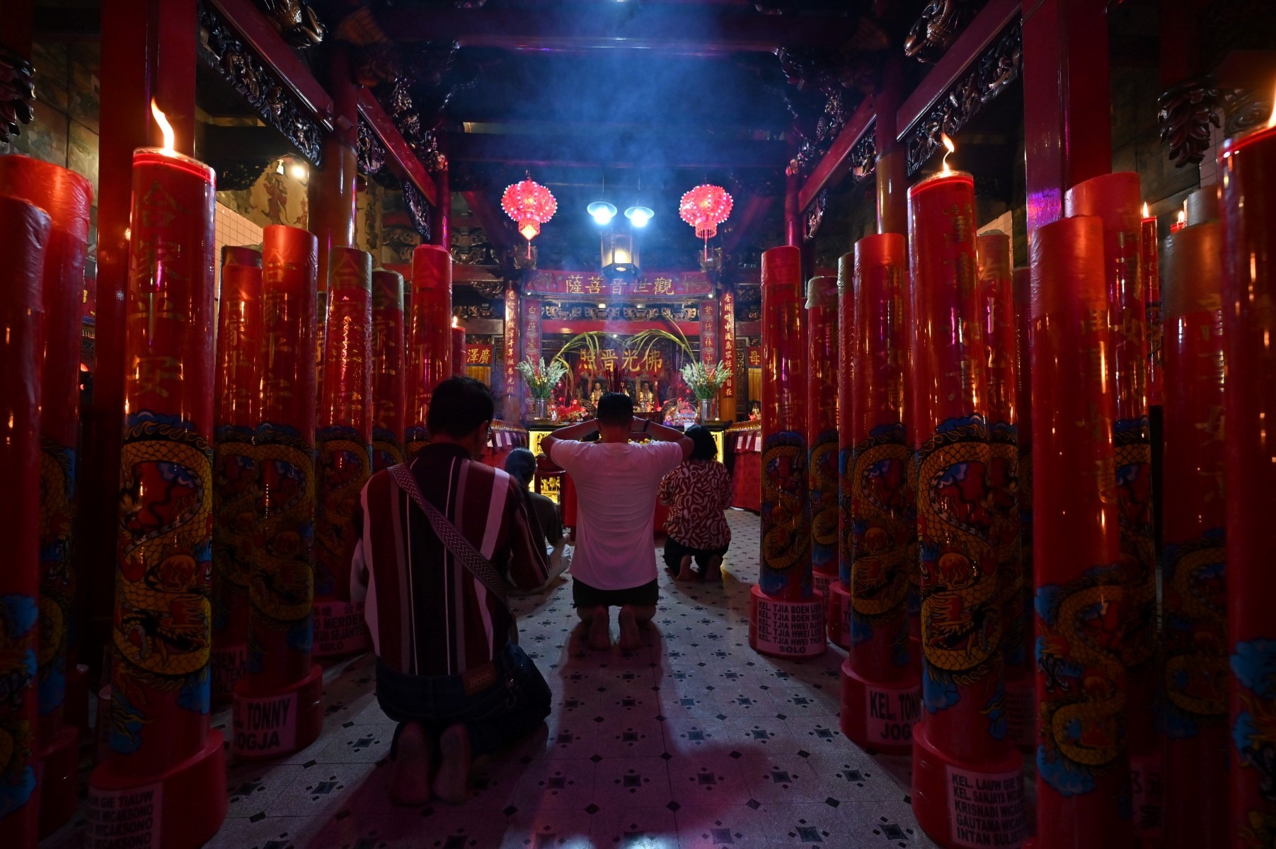 Thế giới hân hoan đón năm mới Quý Mão 2023 Người dân ở Châu Á cầu nguyện trong đêm Giao thừa năm mới Quý Mão 2023. Ảnh: AFP