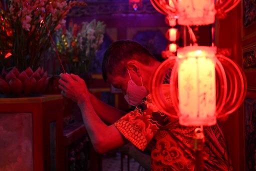 Thế giới hân hoan đón năm mới Quý Mão 2023 Người dân cầu nguyện trong đêm Giao thừa ở đền Tien Kok Sie tại Solo, Trung Java, Indonesia trong đêm Giao thừa. Ảnh: AFP