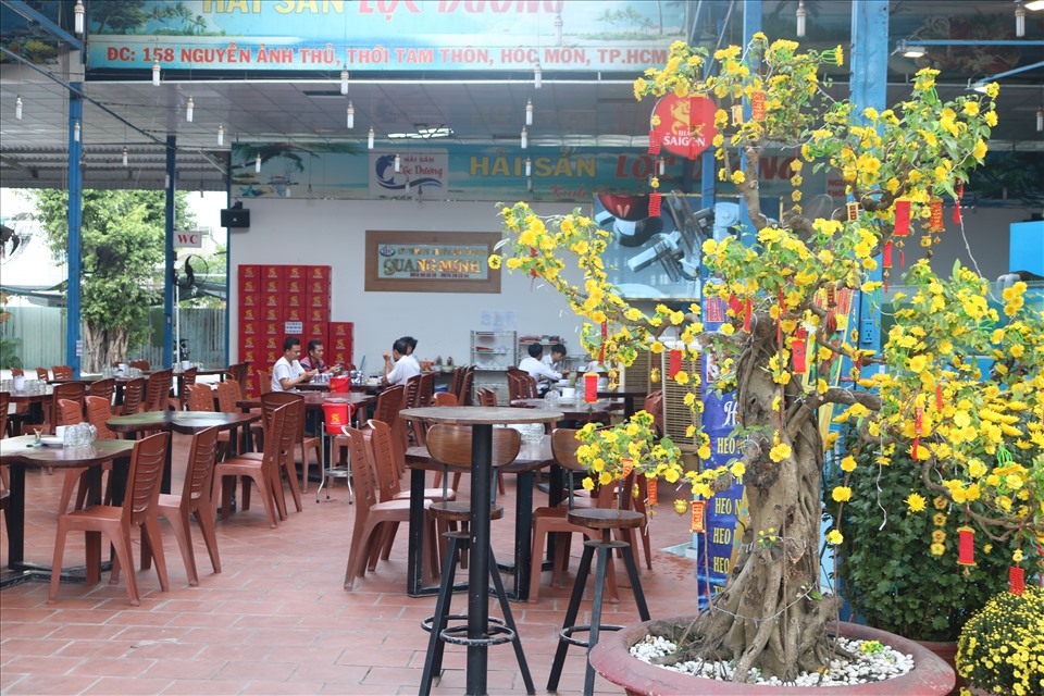 Hàng quán TPHCM mở cửa mùng 3 Tết, chưa ghi nhận tình trạng "chặt chém"