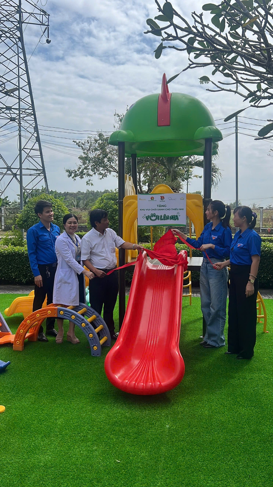 Hoa hậu Thùy Tiên tiếp tục trao sân chơi cho trẻ em miền Tây Hoa hậu Thùy Tiên tiếp tục trao sân chơi cho trẻ em miền Tây