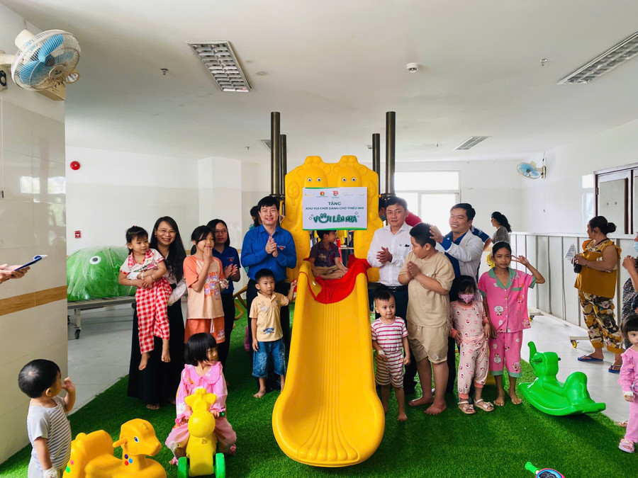 Hoa hậu Thùy Tiên tiếp tục trao sân chơi cho trẻ em miền Tây Hoa hậu Thùy Tiên tiếp tục trao sân chơi cho trẻ em miền Tây