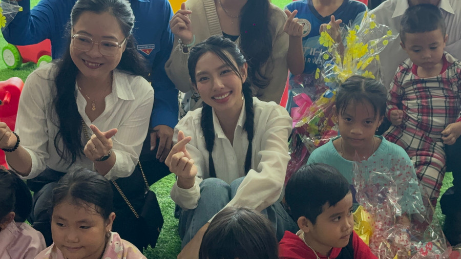 Hoa hậu Thùy Tiên tiếp tục trao sân chơi cho trẻ em miền Tây Hoa hậu Thùy Tiên tiếp tục trao sân chơi cho trẻ em miền Tây