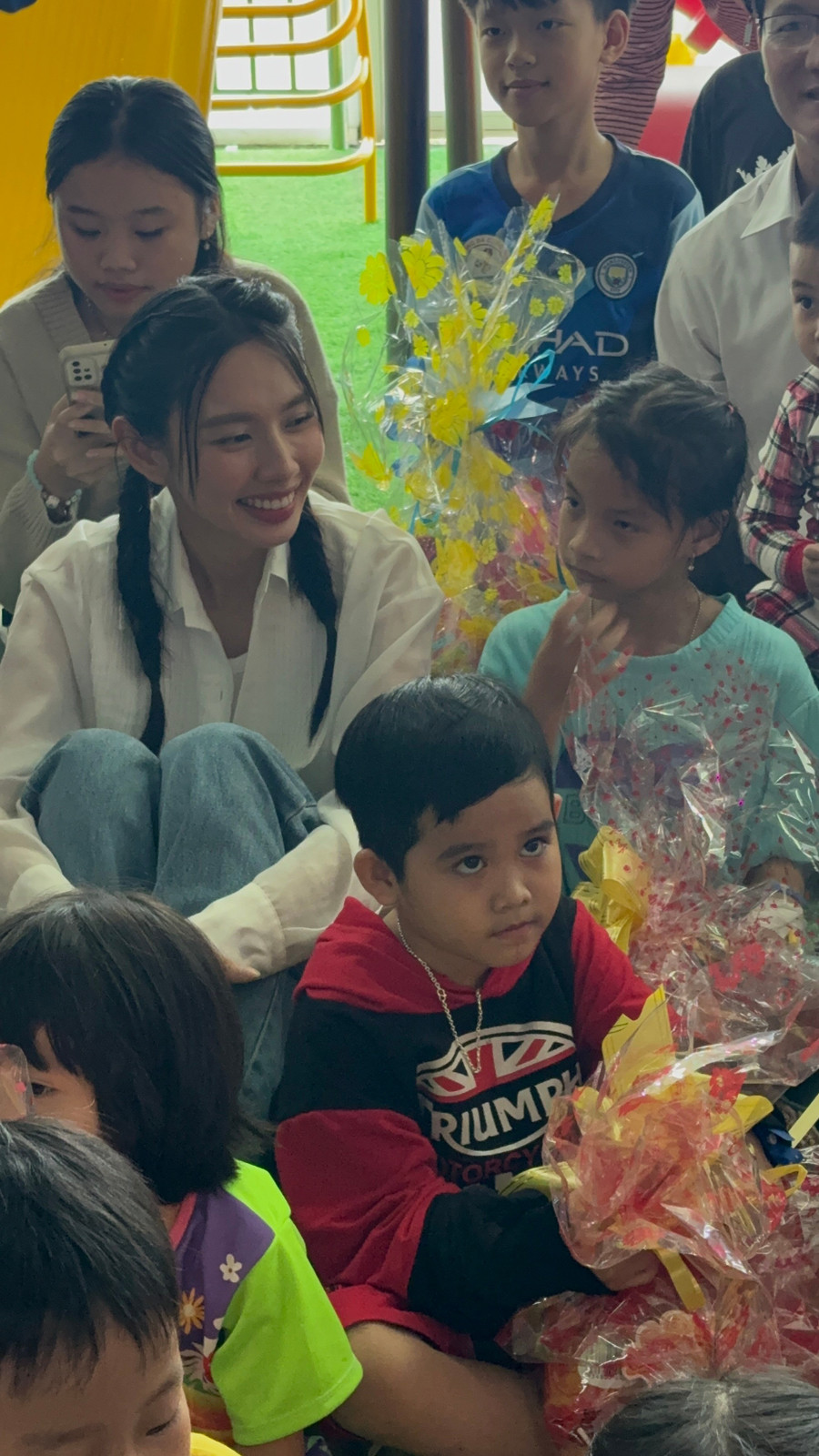 Hoa hậu Thùy Tiên tiếp tục trao sân chơi cho trẻ em miền Tây Hoa hậu Thùy Tiên tiếp tục trao sân chơi cho trẻ em miền Tây