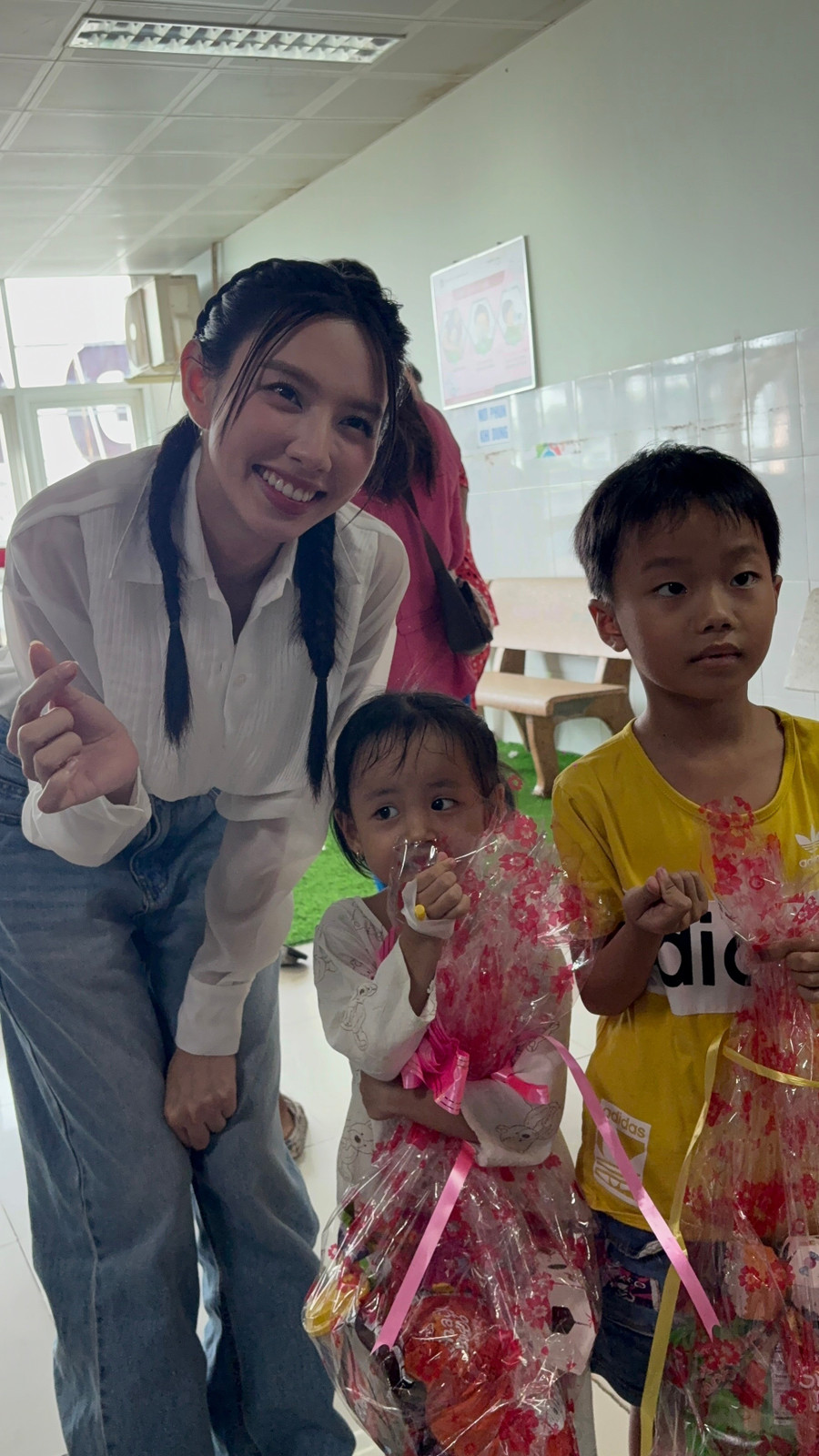 Hoa hậu Thùy Tiên tiếp tục trao sân chơi cho trẻ em miền Tây Hoa hậu Thùy Tiên tiếp tục trao sân chơi cho trẻ em miền Tây