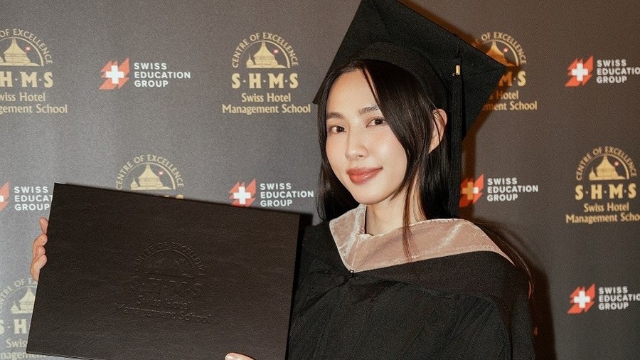 Thùy Tiên cùng dàn sao Việt đình đám nhận bằng thạc sĩ