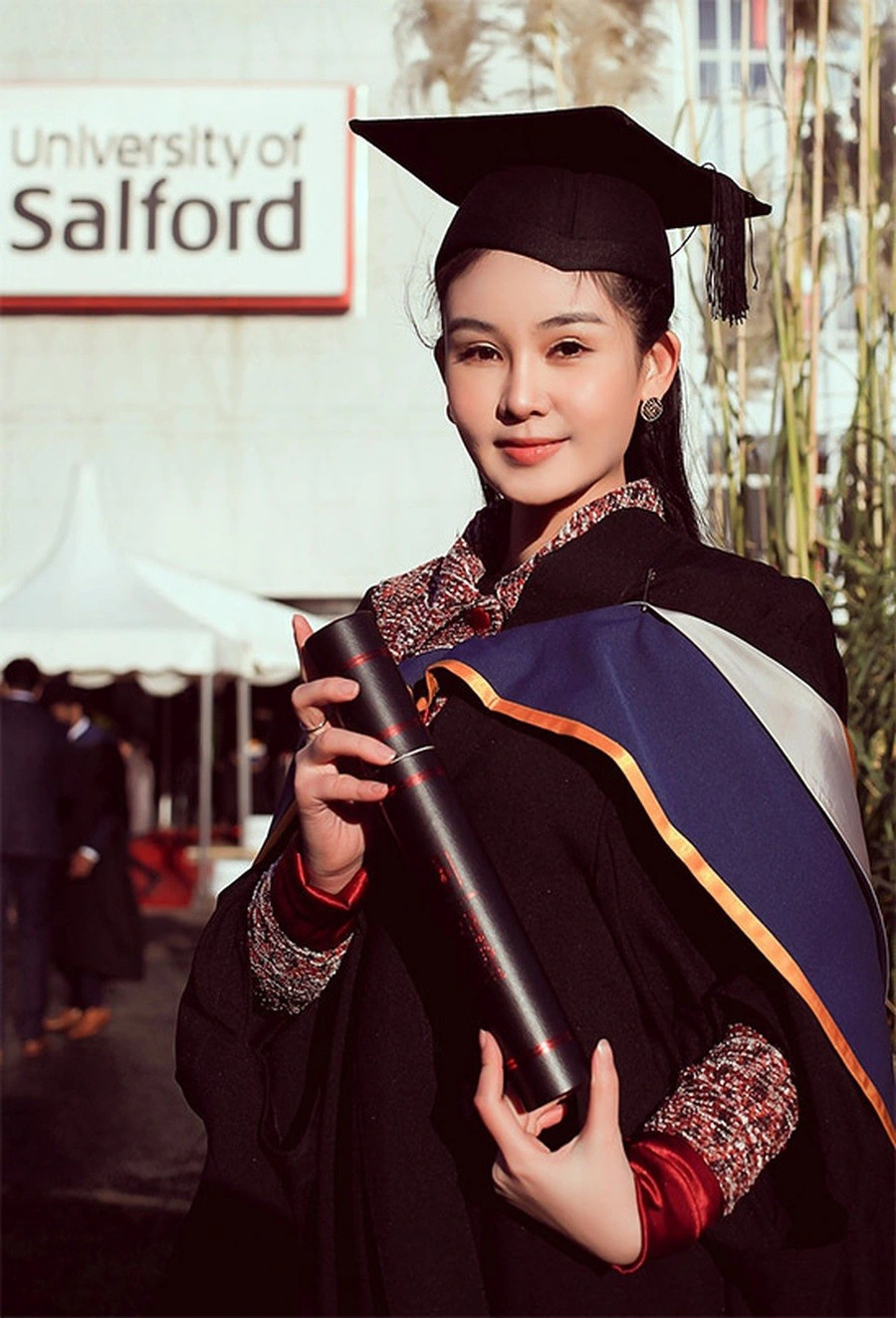 Thùy Tiên cùng dàn sao Việt đình đám nhận bằng thạc sĩ Thùy Tiên cùng dàn sao Việt đình đám nhận bằng thạc sĩ