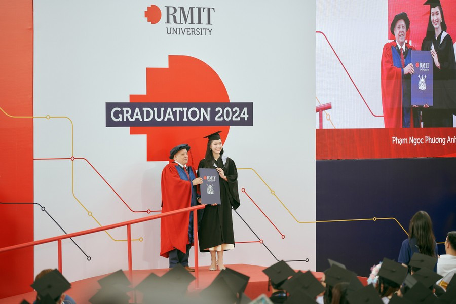 Thùy Tiên cùng dàn sao Việt đình đám nhận bằng thạc sĩ Thùy Tiên cùng dàn sao Việt đình đám nhận bằng thạc sĩ