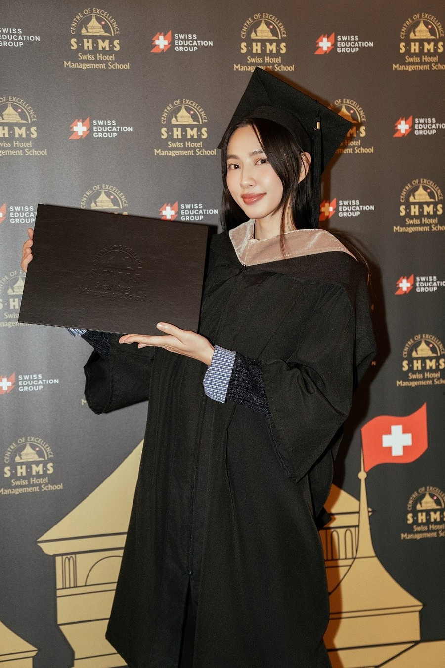 Thùy Tiên cùng dàn sao Việt đình đám nhận bằng thạc sĩ Thùy Tiên cùng dàn sao Việt đình đám nhận bằng thạc sĩ