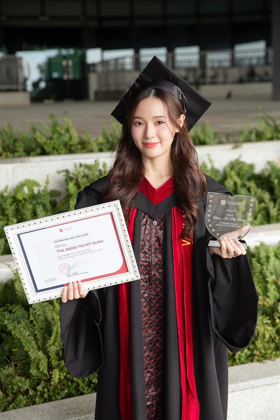 Thùy Tiên cùng dàn sao Việt đình đám nhận bằng thạc sĩ Thùy Tiên cùng dàn sao Việt đình đám nhận bằng thạc sĩ