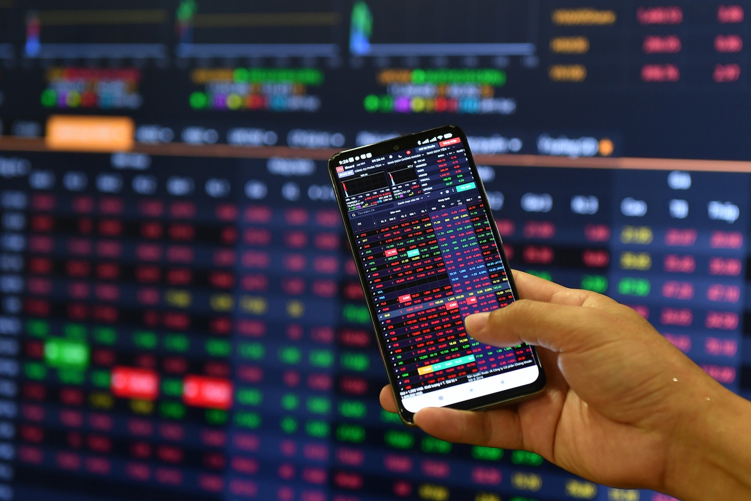 Nhận định thị trường chứng khoán ngày 13/1: Có thể mua theo xu hướng khi VN-Index vượt 1.900 điểm