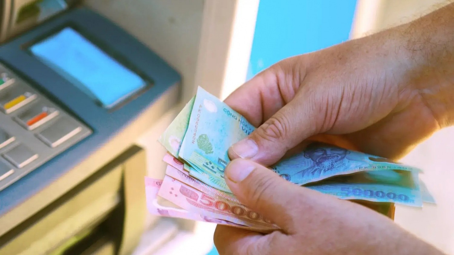 Điểm tin ngân hàng ngày 22/1: Rút tiền mặt qua ATM ngân hàng giảm kỷ lục