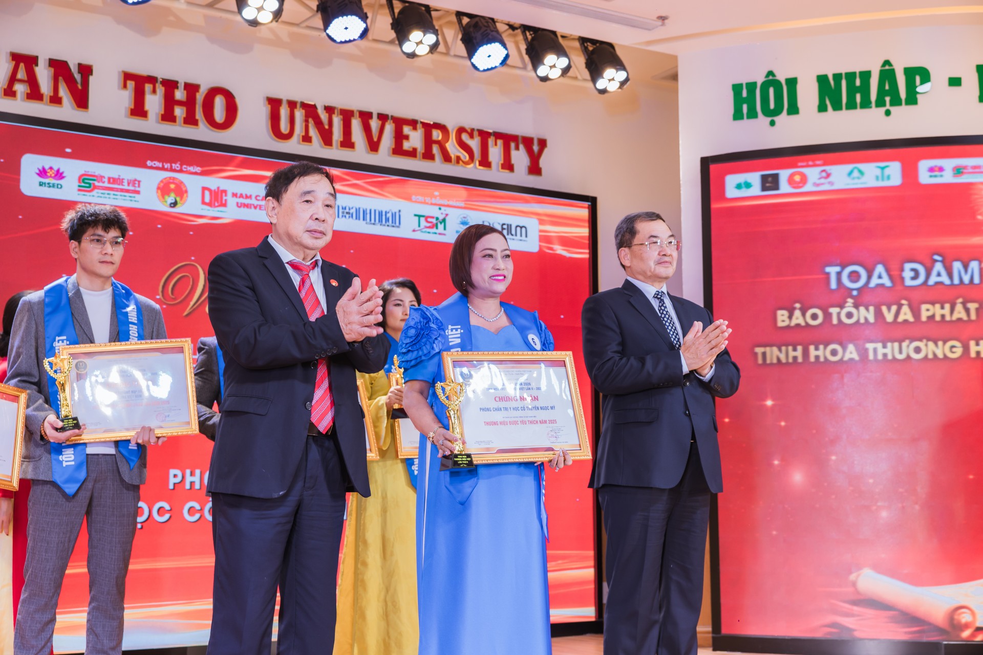 Gala Chào xuân 2026 - “Tinh hoa Thương hiệu Việt” lần thứ II: Diễn đàn kết nối tri thức và tôn vinh thương hiệu Việt Gala Chào xuân 2026 - “Tinh hoa Thương hiệu Việt” lần thứ II: Diễn đàn kết nối tri thức và tôn vinh thương hiệu Việt