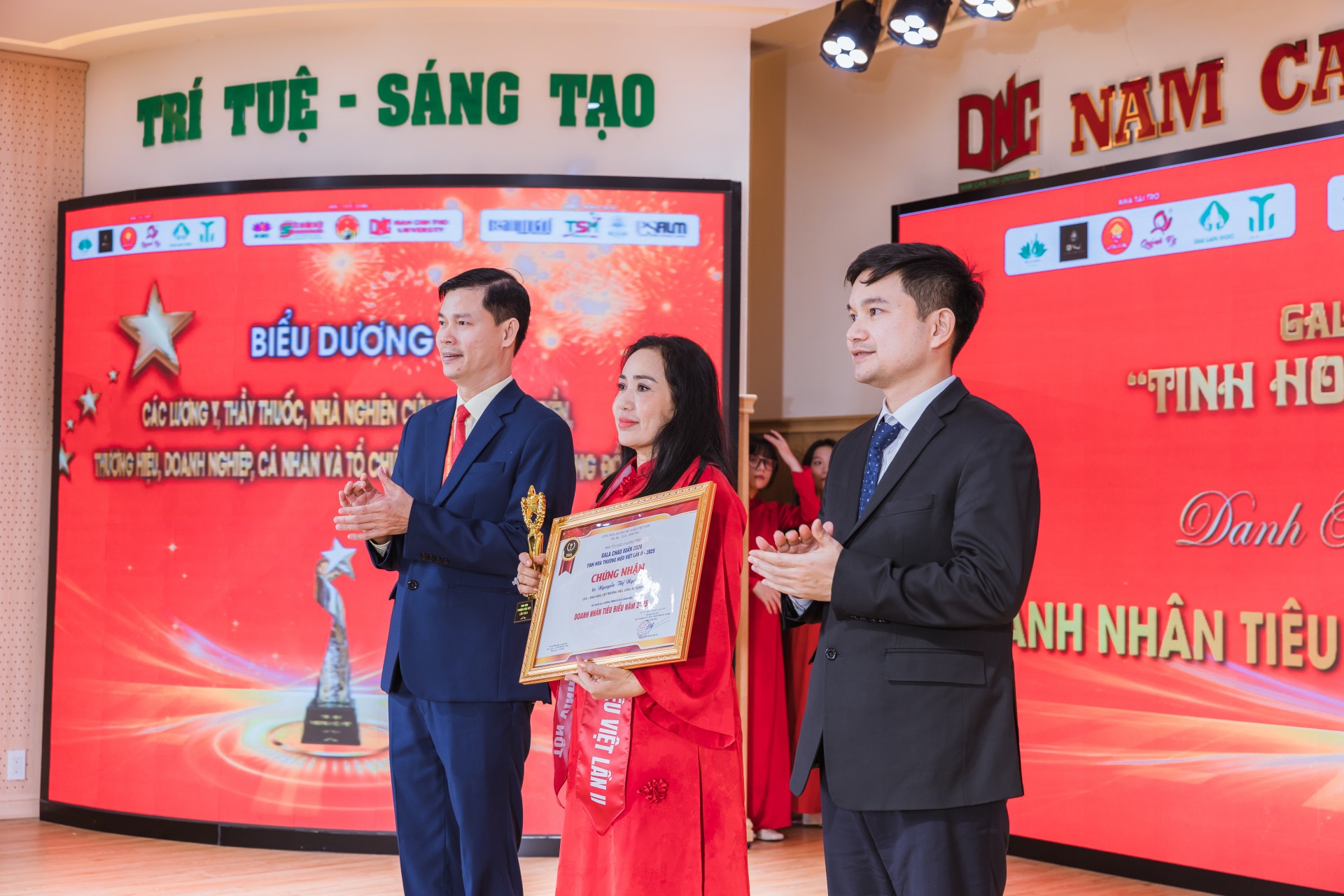 Gala Chào xuân 2026 - “Tinh hoa Thương hiệu Việt” lần thứ II: Diễn đàn kết nối tri thức và tôn vinh thương hiệu Việt Gala Chào xuân 2026 - “Tinh hoa Thương hiệu Việt” lần thứ II: Diễn đàn kết nối tri thức và tôn vinh thương hiệu Việt