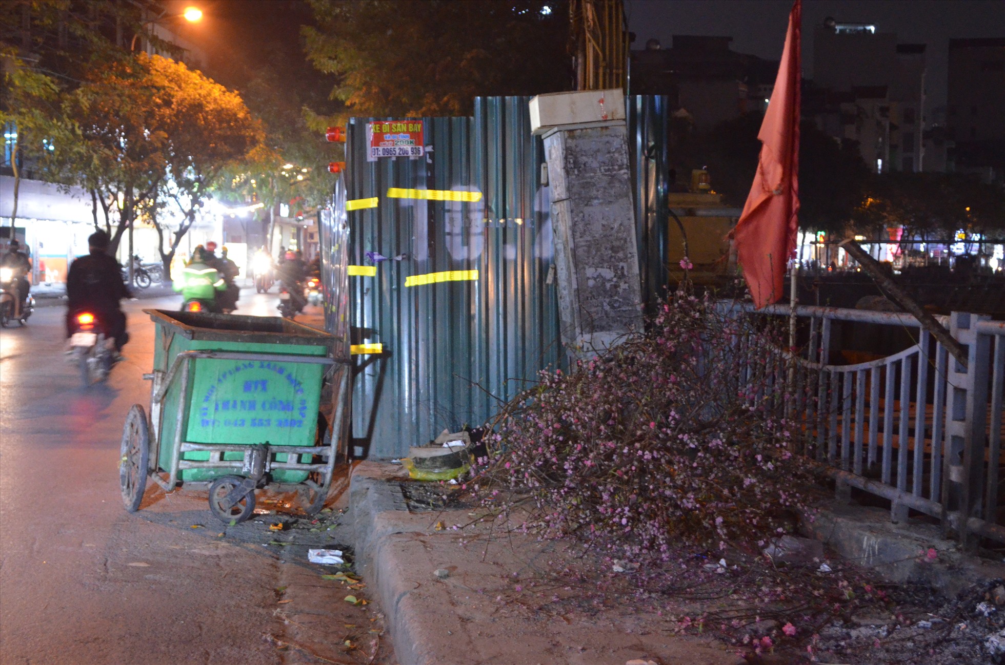 Hết Tết, “xác” đào la liệt đường phố Hà Nội