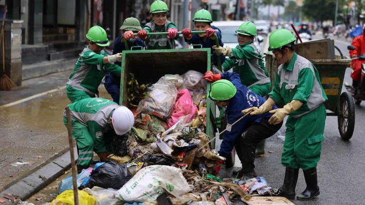 Tăng cường vệ sinh môi trường đô thị xanh sạch đẹp dịp Tết Bính Ngọ