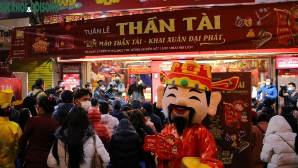 Giá vàng ngày vía Thần Tài 2026: SJC vượt 185 triệu đồng/lượng, thị trường sôi động