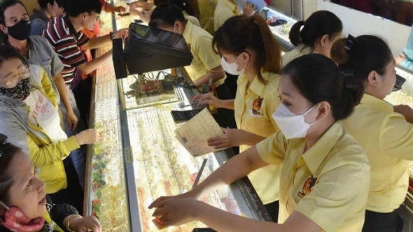 Giá vàng hôm nay 28/2: Thế giới bật tăng mạnh, trong nước điều chỉnh giảm nhẹ