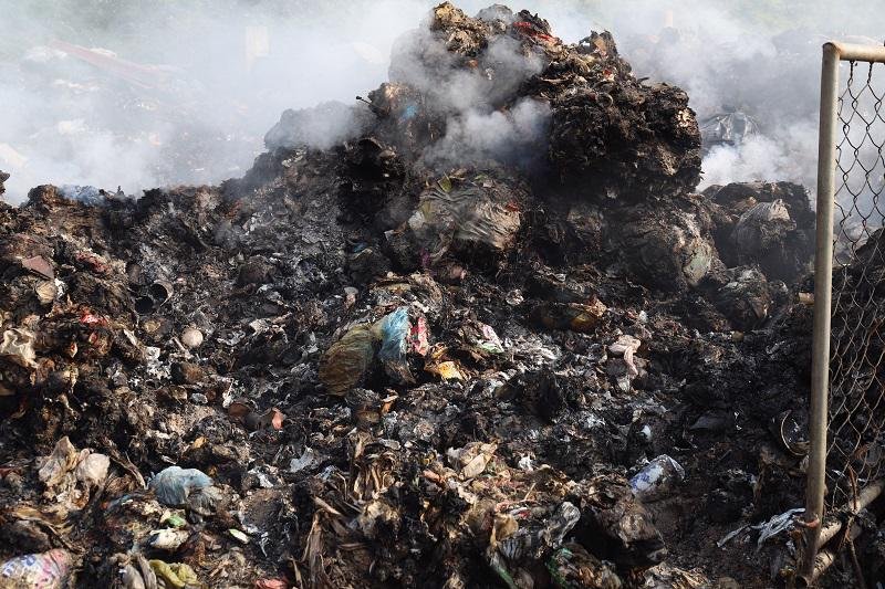 Hà Tĩnh: Cháy bãi tập kết rác khiến hàng trăm người dân bị ảnh hưởng