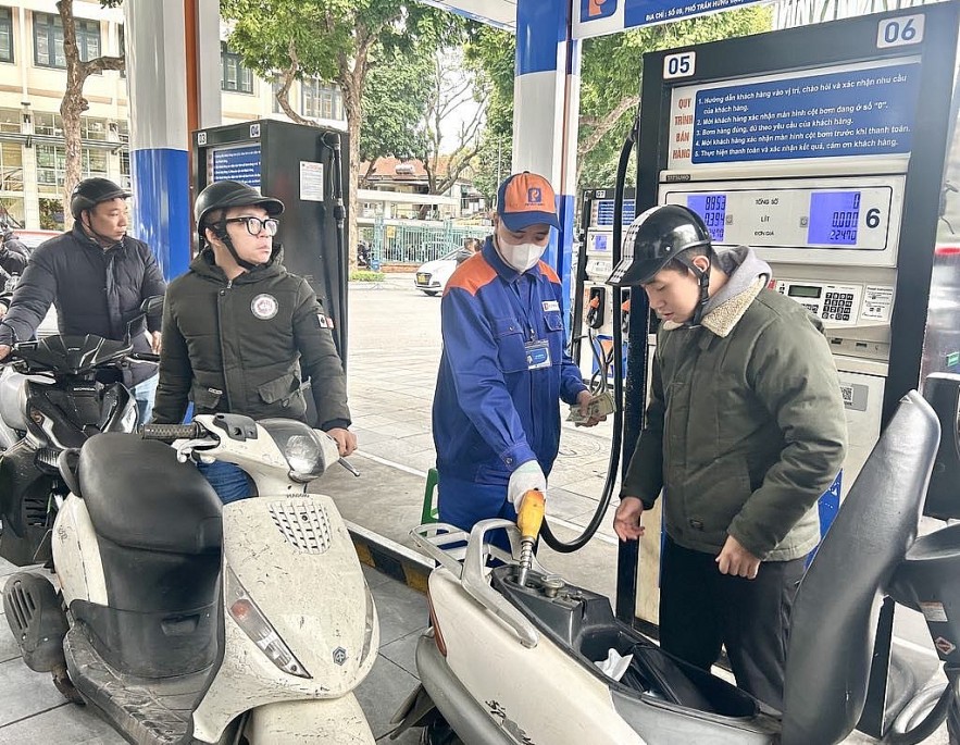 Giá xăng tăng, vượt ngưỡng 24.000đồng/lít