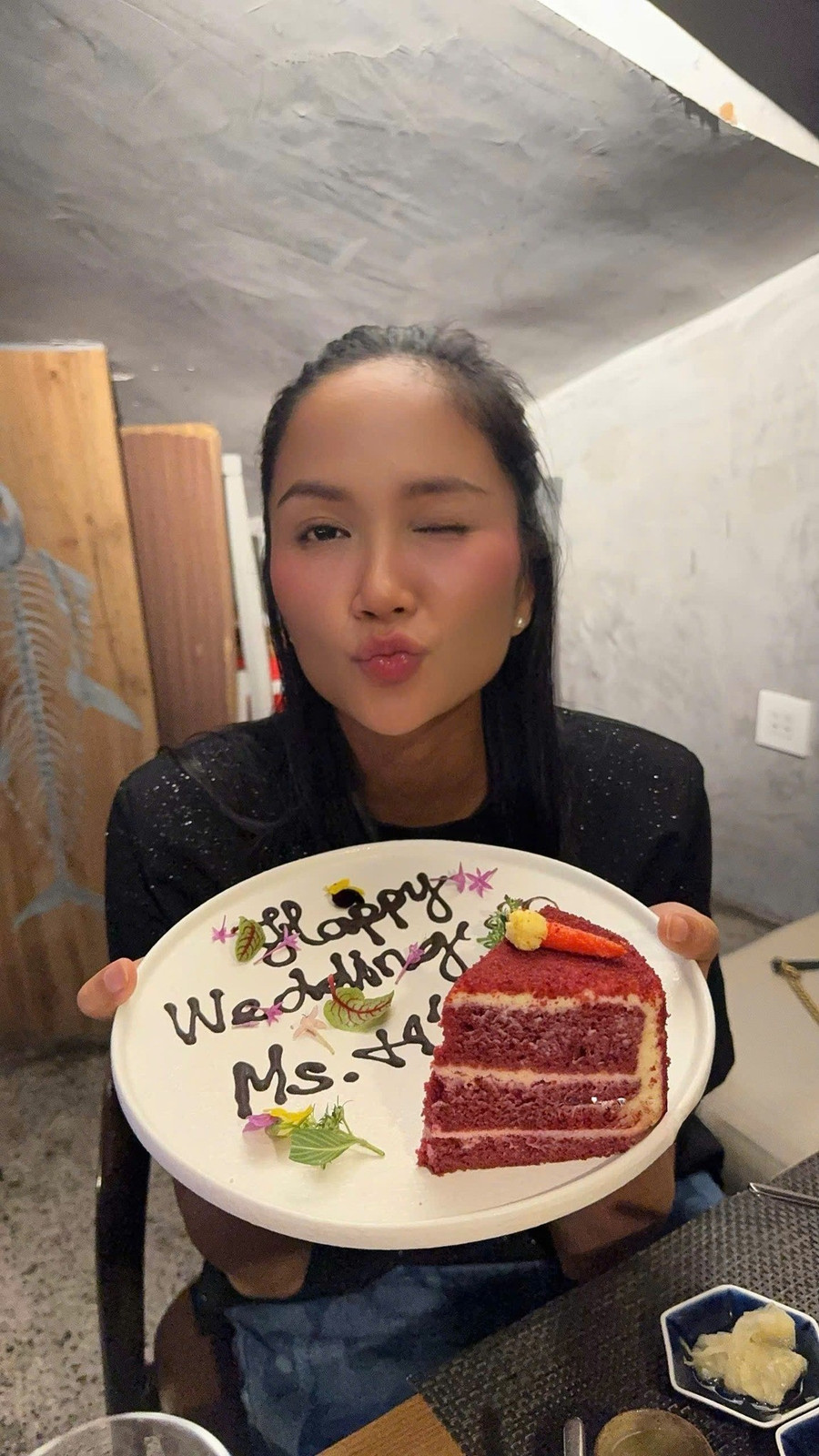 Hoa hậu H'Hen Niê mở tiệc độc thân, ngày lên xe hoa không còn xa Hoa hậu H'Hen Niê mở tiệc độc thân, ngày lên xe hoa không còn xa