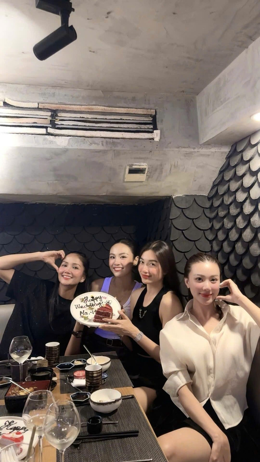 Hoa hậu H'Hen Niê mở tiệc độc thân, ngày lên xe hoa không còn xa Hoa hậu H'Hen Niê mở tiệc độc thân, ngày lên xe hoa không còn xa