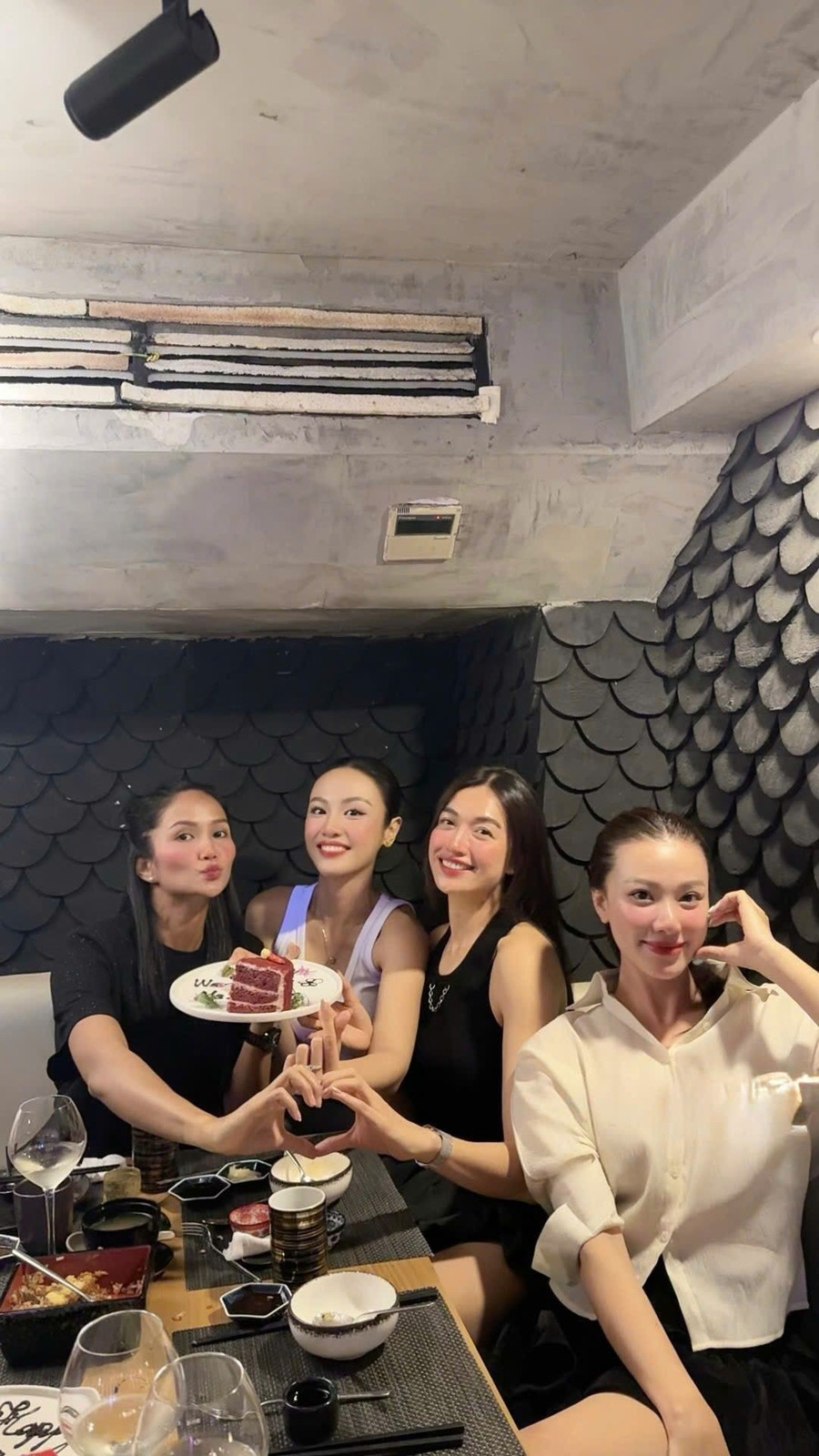 Hoa hậu H'Hen Niê mở tiệc độc thân, ngày lên xe hoa không còn xa Hoa hậu H'Hen Niê mở tiệc độc thân, ngày lên xe hoa không còn xa