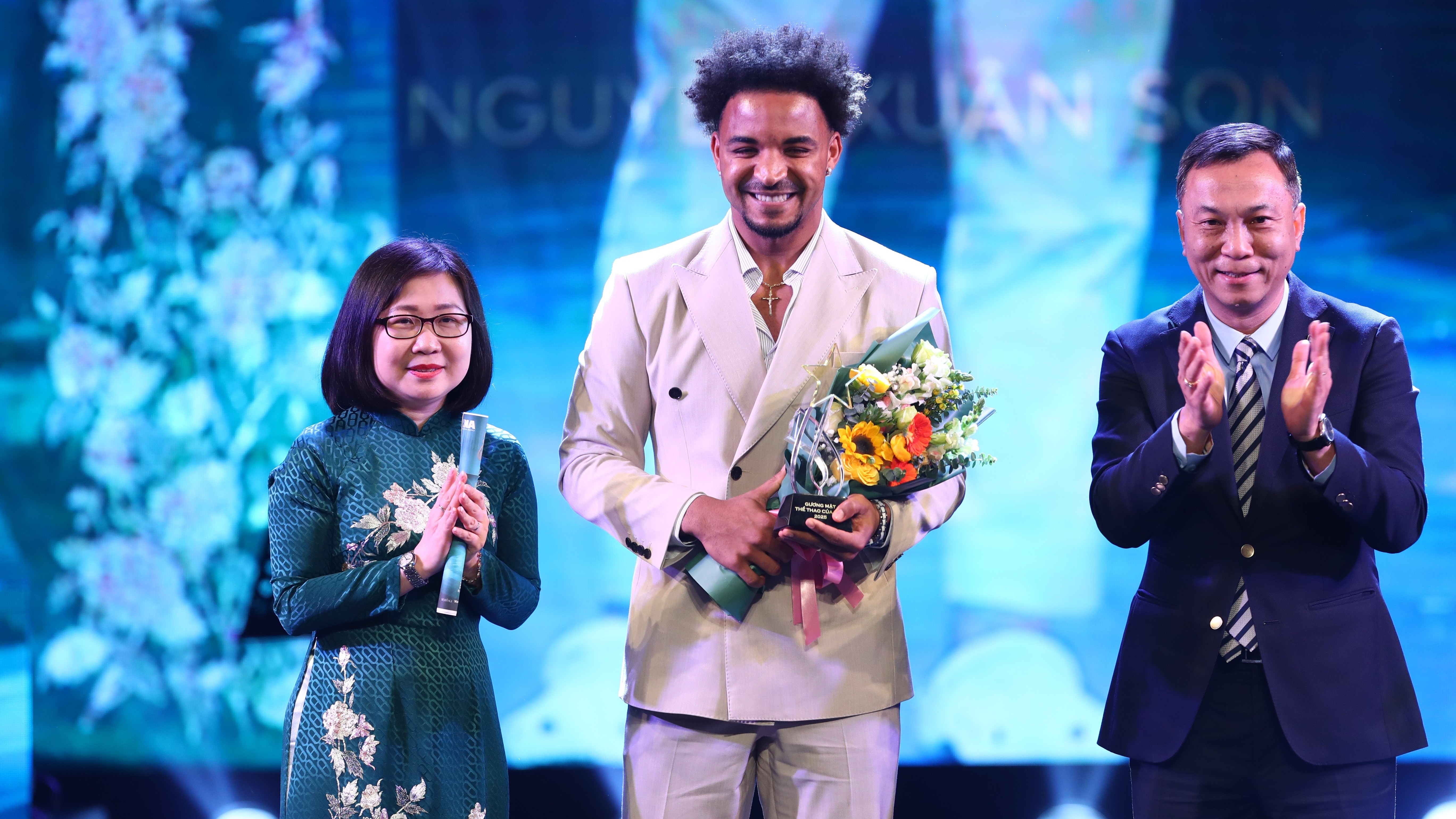 Soobin lập hattrick, Xuân Son tỏa sáng tại Giải Cống hiến lần thứ 19