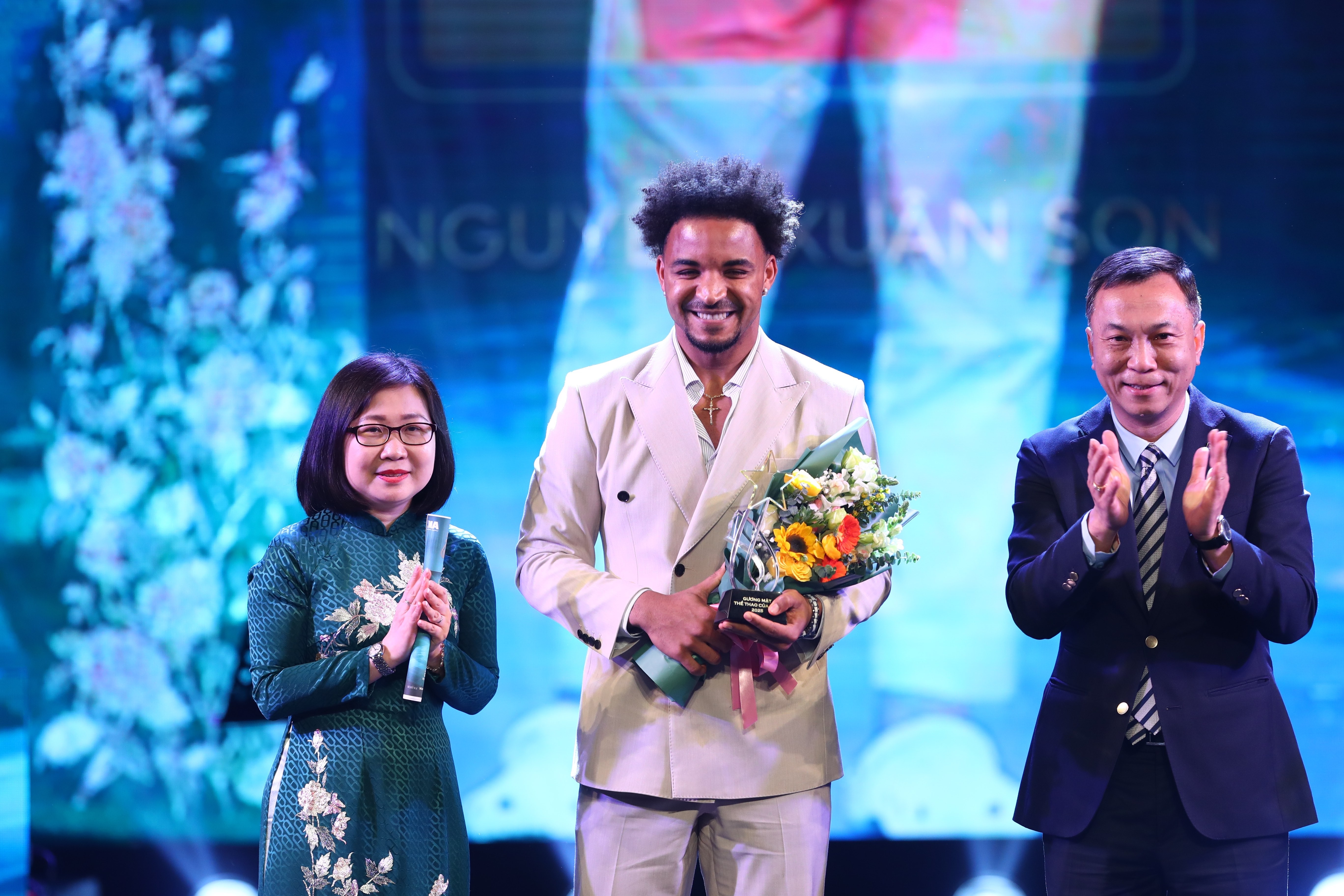 Soobin lập hattrick, Xuân Son tỏa sáng tại Giải Cống hiến lần thứ 19 Soobin lập hattrick, Xuân Son tỏa sáng tại Giải Cống hiến lần thứ 19