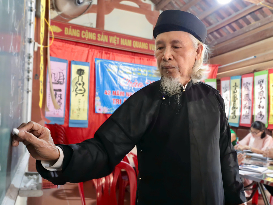 Giữ hồn bản sắc từ chữ thánh hiền Giữ hồn bản sắc từ chữ thánh hiền