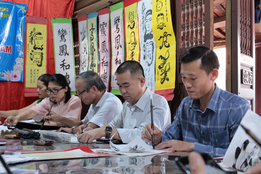 Giữ hồn bản sắc từ chữ thánh hiền Giữ hồn bản sắc từ chữ thánh hiền