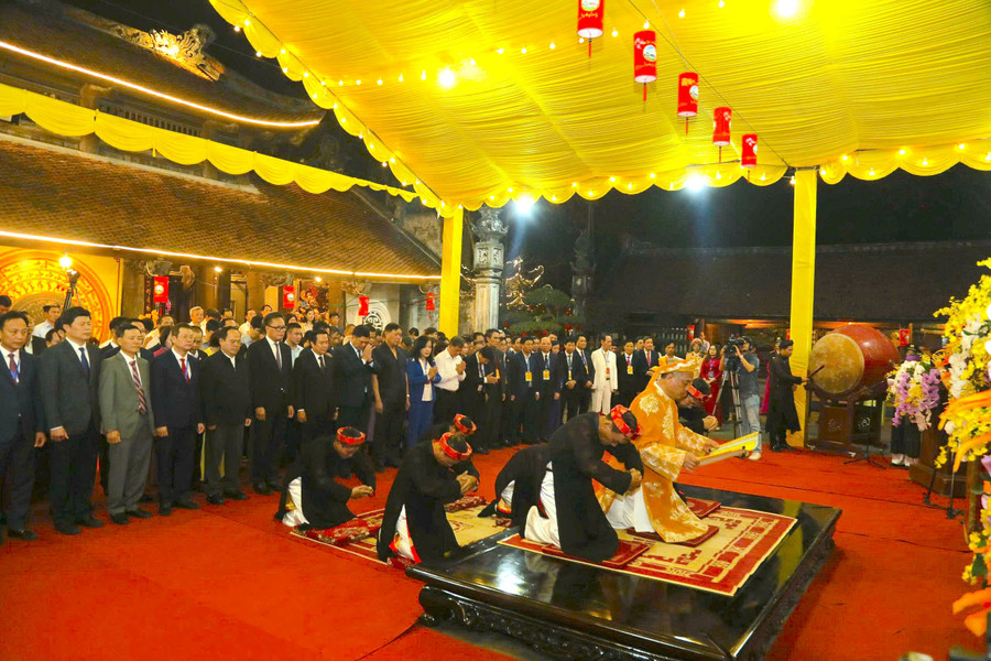 Hàng vạn du khách đổ về Đền Trần Hưng Yên đêm khai hội