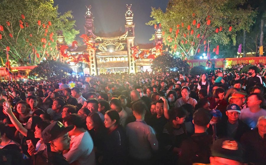 Hàng vạn du khách đổ về Đền Trần Hưng Yên đêm khai hội