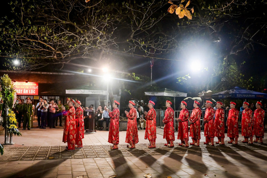 Người dân thức trắng đêm, đội mưa chờ xin ấn Đền Trần