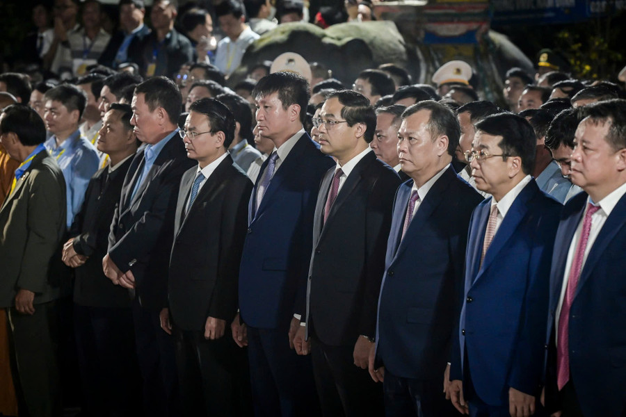 Người dân thức trắng đêm, đội mưa chờ xin ấn Đền Trần