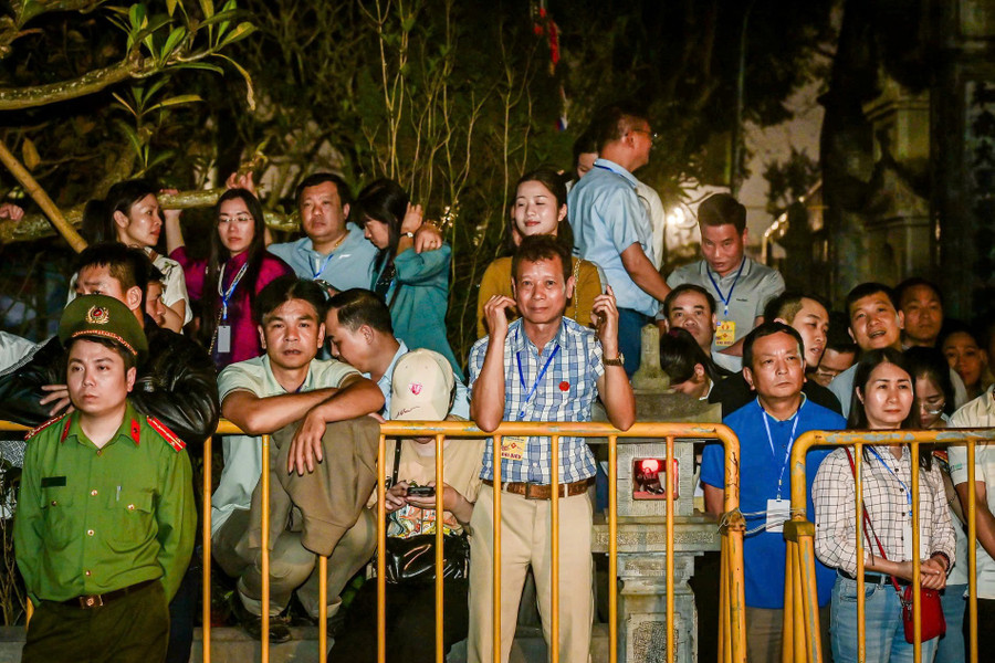 Người dân thức trắng đêm, đội mưa chờ xin ấn Đền Trần